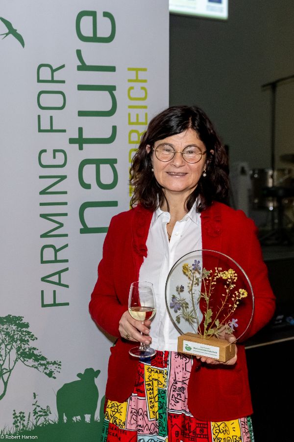 Biodiversitätsbotschafterin vor dem Projekt-Roll-up.