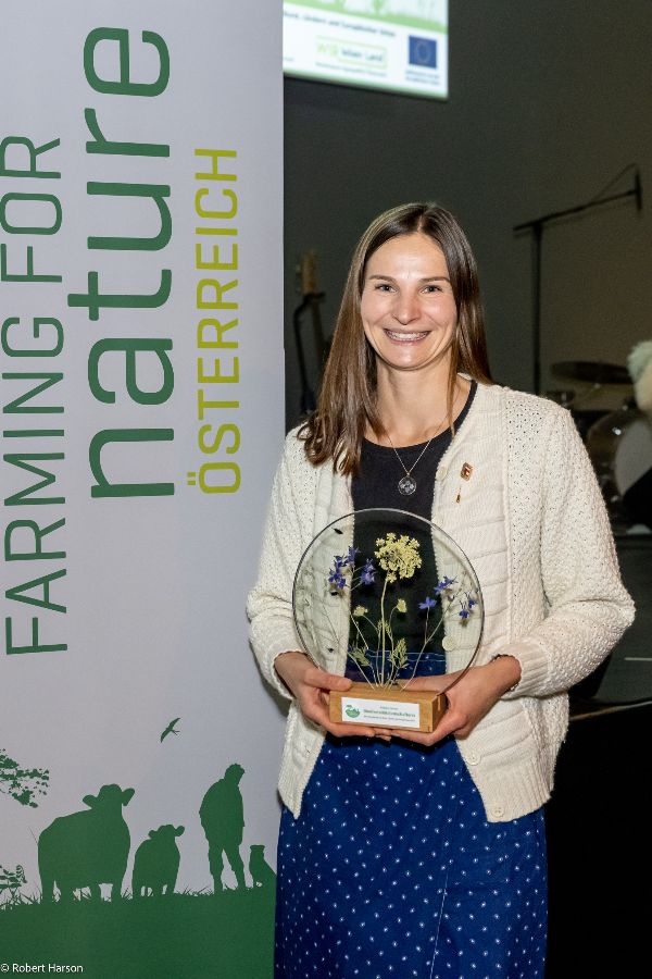 Biodiversitätsbotschafterin vor dem Projekt-Roll-up.