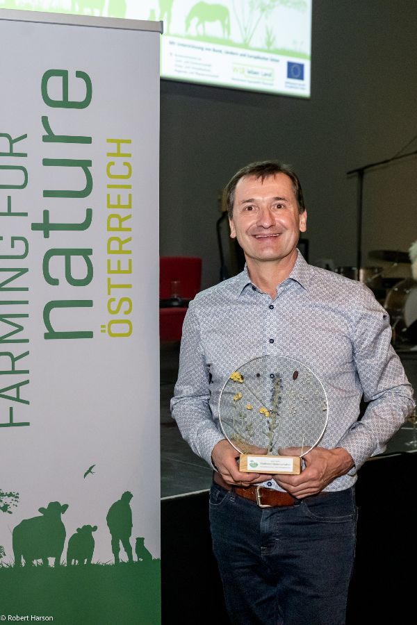 Biodiversitätsbotschafter vor dem Projekt-Roll-up.