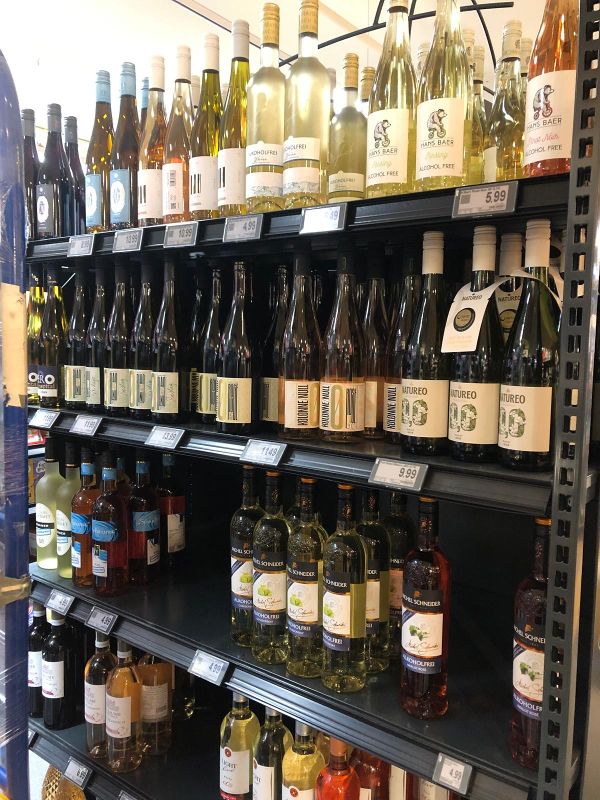 Supermarktregal mit entalkoholisierten Weinen