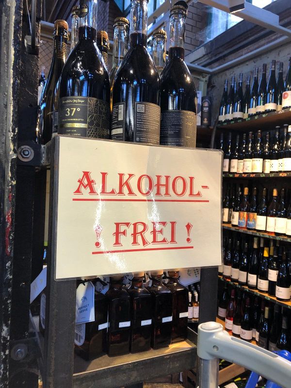 Weinregal mit Schild Alkoholfrei Rufzeichen davor