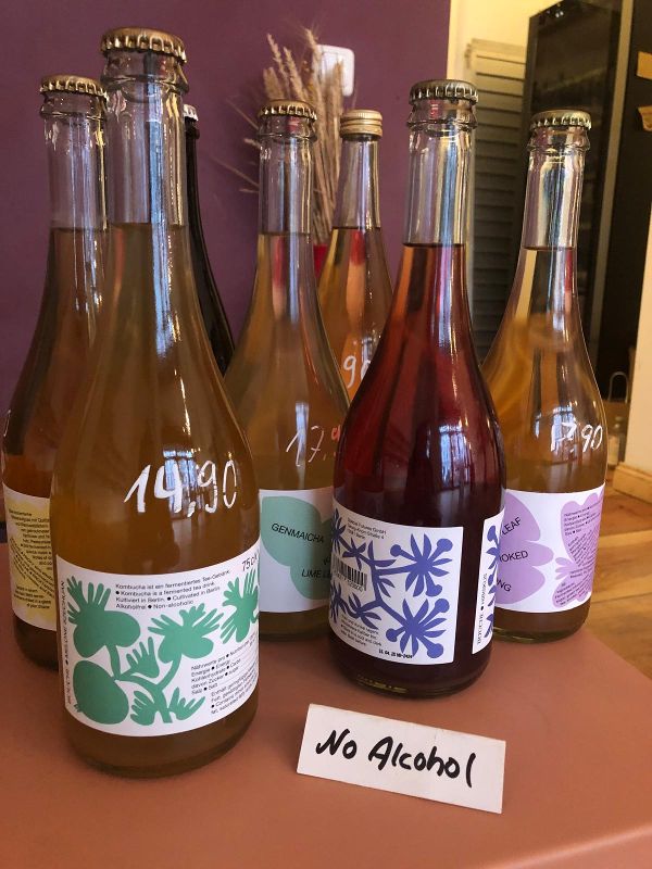 Sechs Flaschen Wein mit kleinem Schild "no alcohol" davor