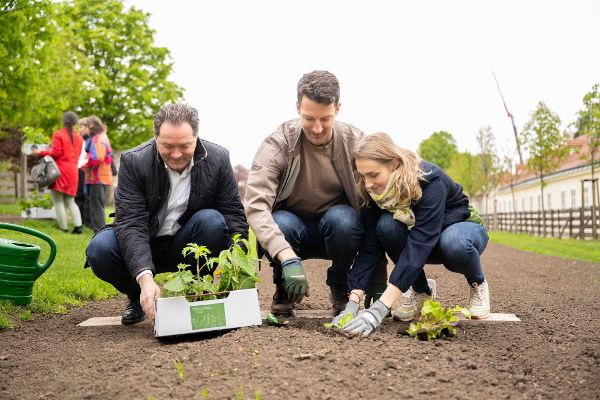 Totschnig bei der Beetübergabe
