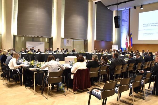 Teilnehmerinnen der EUSALP Generalversammlung an ihren Tischen