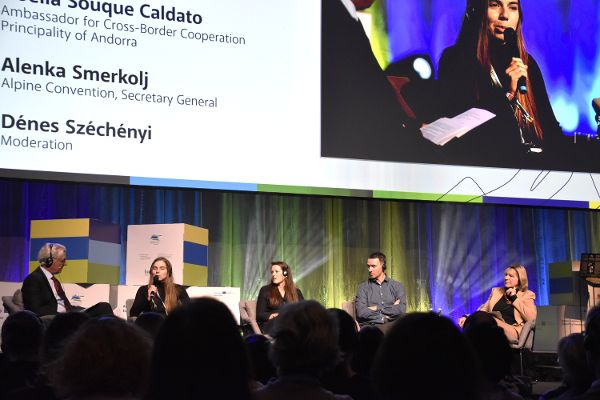 Podiumsdiskussion mit 5 Personen