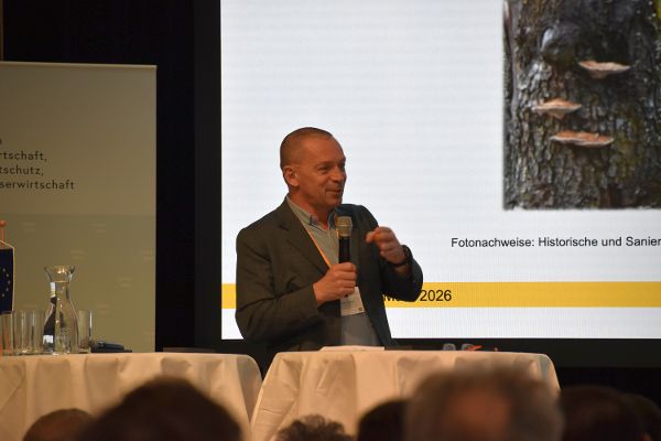 Helmut Serro auf der Bühne mit Mikrofon