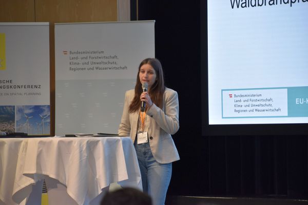 Katharina Rieder auf der Bühne mit einem Mikrofon