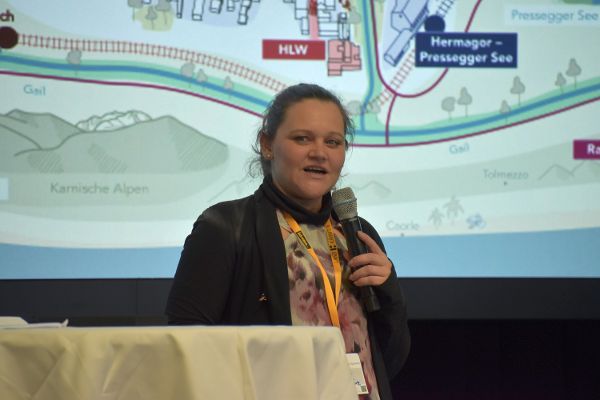 Jasmina Steiner mit einem Mikrofon in der Hand