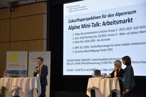 Eine Person auf der Bühne mit einem Mikrofon