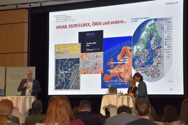 Michael Roth auf der Bühne 