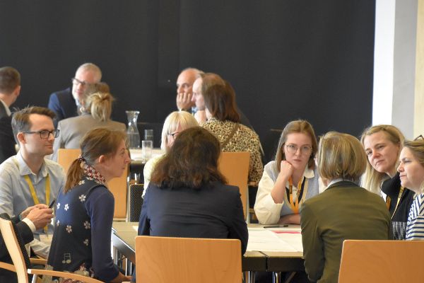 Teilnehmende des World Cafés an einem Tisch