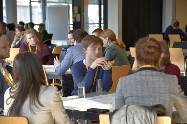 Teilnehmende des World Cafés an einem Tisch