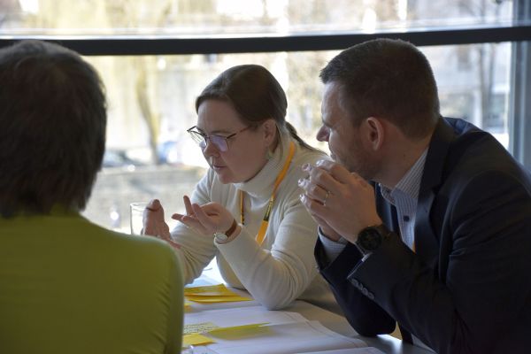 Teilnehmende des World Cafés an einem Tisch