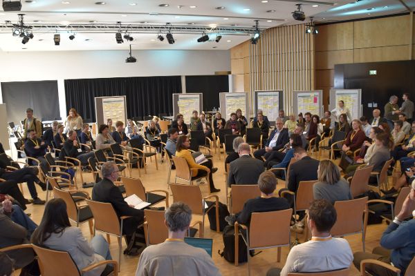 Teilnehmenden sitzen in Kreisen