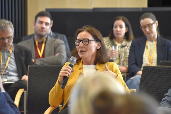 Christina Bauer mit einem Mikrofon in der Hand