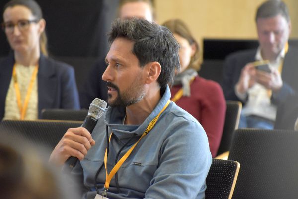 Tom Schicho mit einem Mikrofon