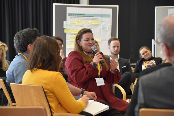 Eine Teilnehmende mit einem Mikrofon