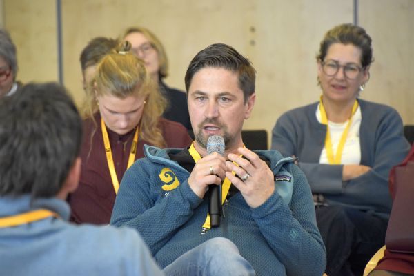 Teilnehmender mit Mikrofon