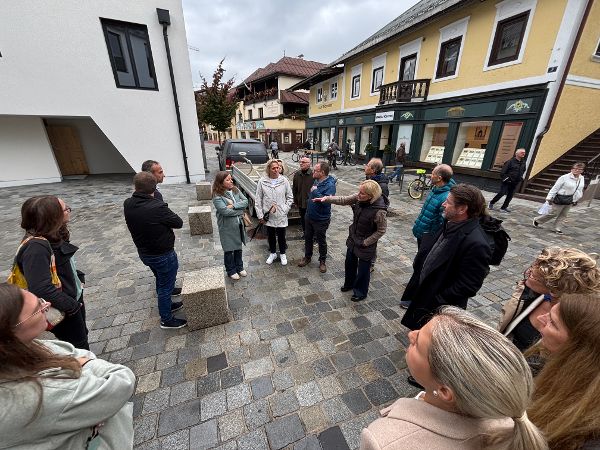 Zu sehen sind die Teilnehmenden bei einem Stadtspaziergang durch St. Johann in Tirol