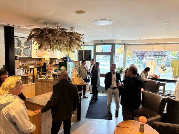 Zu sehen sind die Teilnehmenden, die die Homebase besichtigen