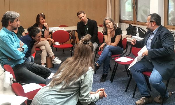 Personen in einem Kreis diskutieren