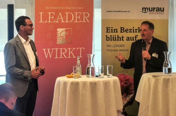 Zwei Personen präsentieren