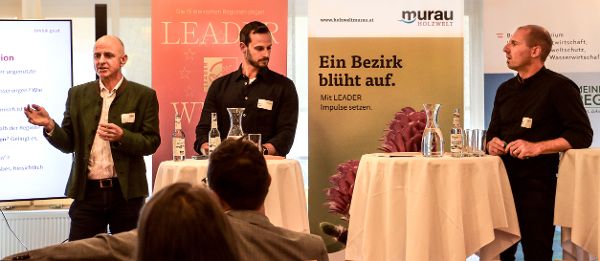 Drei Personen tragen vor