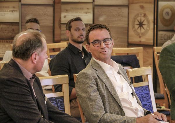 Zwei Personen im Publikum unterhalten sich