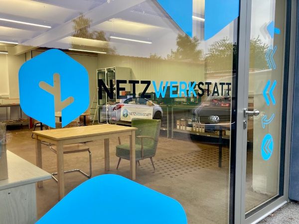 großes Fenster mit Schriftzug "Netzwerkstatt"