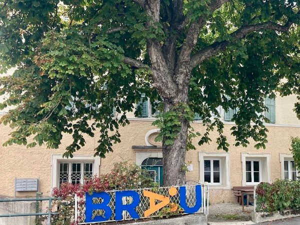 Seminarhaus Bräu als ehem. Gasthaus mit Kastanie im Vordergrund 