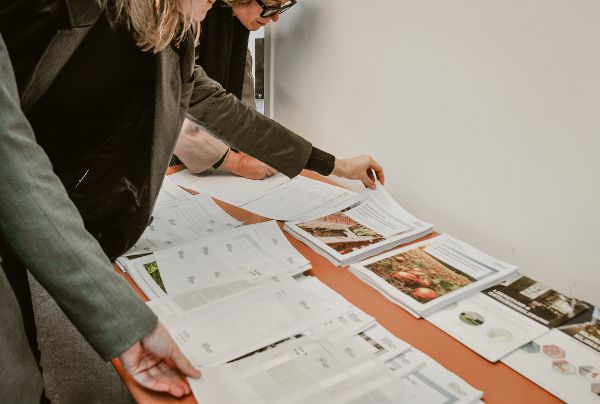Publikationen liegen auf einem Tisch zur Entnahme