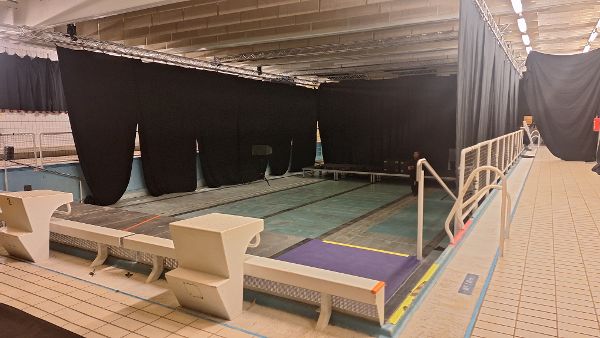 Die Bühne im alten Hallenbad