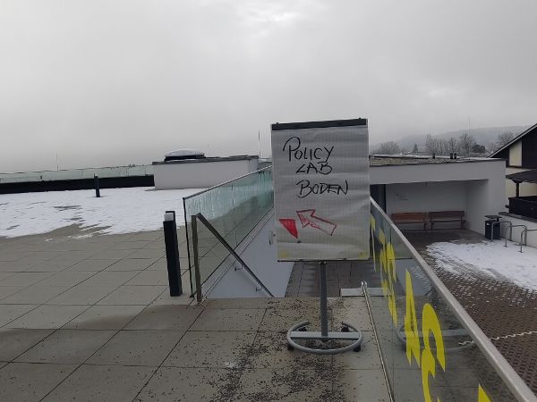 Policy Lab Boden Hinweistafel