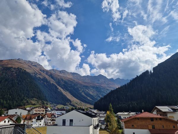 Ein Dorf mit Bergen im Hintergrund