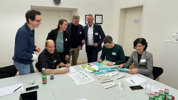Workshop Teilnehmende beim Diskutieren