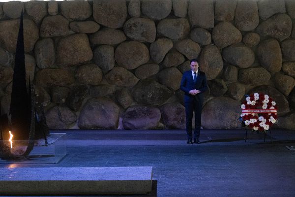 Bundesminister Norbert Totschnig bei der Kranzniederlegung in der Hall of Rembrance 