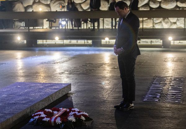 Bundesminister Norbert Totschnig bei der Kranzniederlegung in der Hall of Rembrance in Yad Vashem.