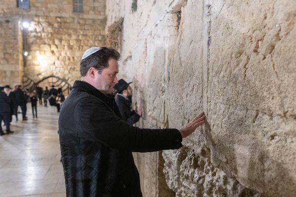 Bundesminister Norbert Totschnig an der Klagemauer in Jerusalem.