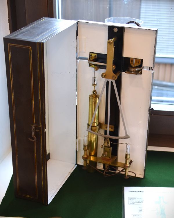 Ein historischer Zuwachsautograph von Friedrich mit elektrischer Impulsübertragung, ausgestellt in einer Kiste.