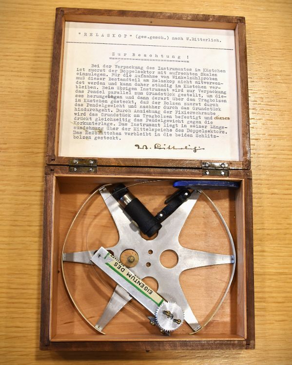 Ein von W.Bitterlich erfundenes Relaskop in einem Holzkästchen mit originaler Bedienungsanleitung von Bitterlich.