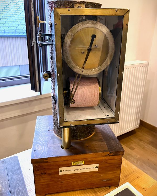 Ein historisches Holzmessgerät, ein sogenannter Zuwachsautograph, von Friedrich aus dem Jahr 1905 als Exponat an einem Baumstamm in der "Sammlung Mariabrunn"