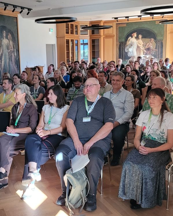 Publikum sitzend beim Waldpädagogik-Kongress 2026