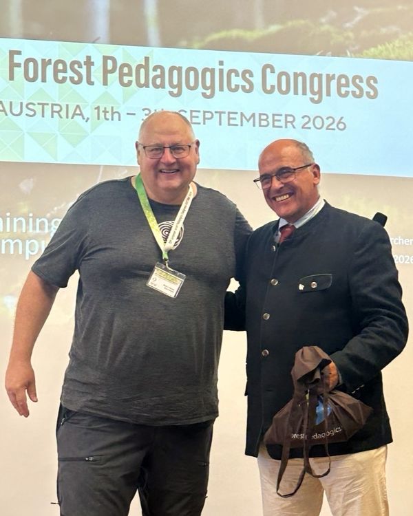 Zwei Personen auf der Bühne beim Waldpädagogik-Kongress 2026