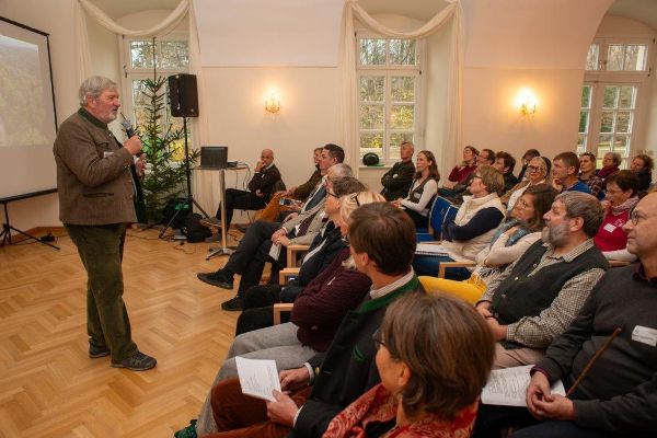 Ein Vortragender vor Publikum