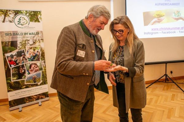 Zwei Personen reden miteinander