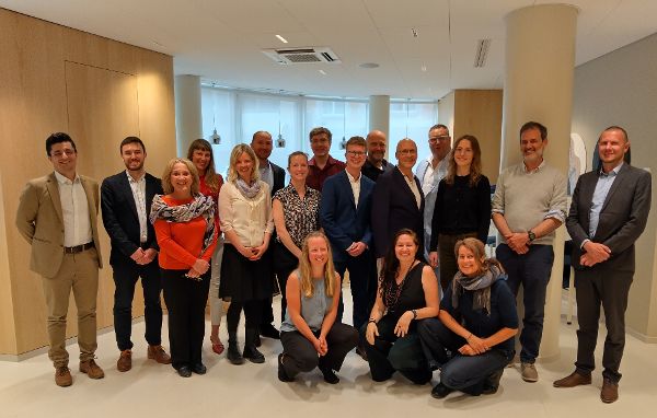 Foto aller Teilnehmerinnen und Teilnehmer am Kickoff-Meeting in Brüssel.