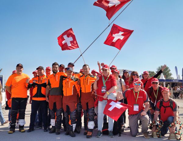 Schweiz Länderstafette Team schwenkt Schweizer Fahnen