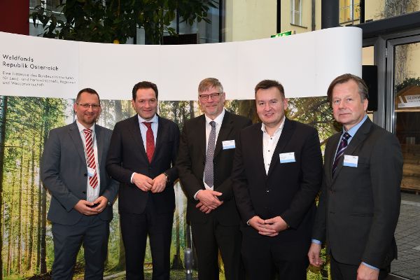 Nach dem Meeting posiert strahlend die Herrenrunde: Co-Chair Georg Rappold, Landwirtschaftsminister Norbert Totschnig, der finnische Sektionschef Teppo Lehtinen, der tschechische Landwirtschaftsminister-Stellvertreter Patrik Mlynar sowie Co-Chair Petri Heino. 