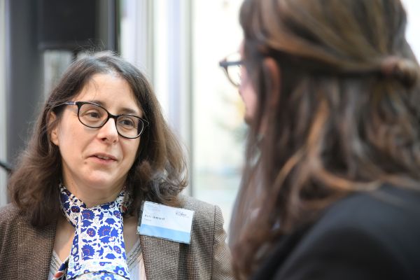 Avril Gommard im Gespräch mit Lisa Lehner (nur von hinten zu sehen) 