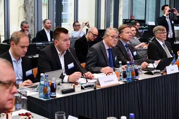 Ansicht während des Meetings, in der vorderen Reihe am Tisch sitzen die beiden tschechischen Teilnehmer Tomas Krejzar und der stellvertretende Landwirtschaftsminister Patrik Mlynar. Danach folgt die finnische Delegation mit Tapio Kytölä, unserem Co-Chair Petri Heino und Sektionschef Teppo Lehtninen. Dahinter sitzen sieben weitere Personen. 